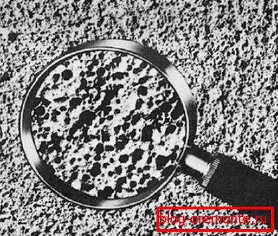 La photo montre la structure du béton cellulaire. La photo montre la structure du béton cellulaire.