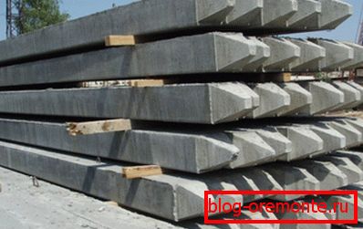 La photo montre des piles de béton armé. La photo montre des piles de béton armé.