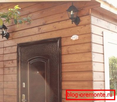 La photo montre une maison avec une finition en bois imitation garniture. La photo montre une maison avec une finition en bois imitation garniture.