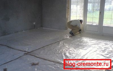 La photo montre le processus de scellement des coutures de la couche d'imperméabilisation. La photo montre le processus de scellement des coutures de la couche d'imperméabilisation.