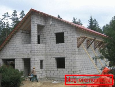 La photo montre la construction d'une maison de campagne en blocs de béton cellulaire. La photo montre la construction d'une maison de campagne en blocs de béton cellulaire.