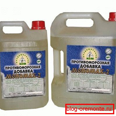 La photo montre des additifs antigel liquides. La photo montre des additifs antigel liquides.