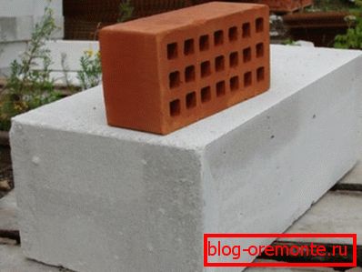 La photo montre la différence entre une brique ordinaire et un bloc de béton aéré. La photo montre la différence entre une brique ordinaire et un bloc de béton aéré.