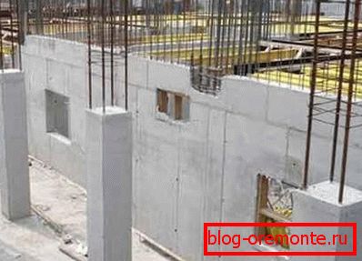 Sur la photo: construire une maison en béton monolithique est beaucoup plus difficile qu'il n'y parait à première vue, mais le résultat sera plus que payant pour tous les efforts Sur la photo: construire une maison en béton monolithique est beaucoup plus difficile qu'il n'y parait à première vue, mais le résultat sera plus que payant pour tous les efforts