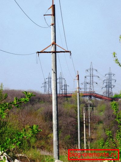 La photo montre des piliers en béton armé de 35 KV installés dans un sol rocheux La photo montre des piliers en béton armé de 35 KV installés dans un sol rocheux