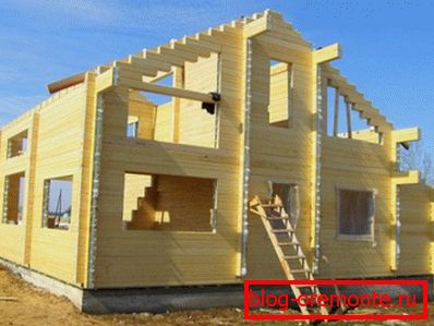 Commencer à construire une maison en bois