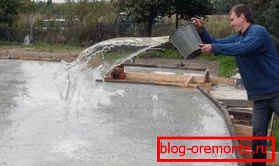 Un bon exemple de la raison pour laquelle verser de l’eau sur du béton - c’est ainsi que vous lui donnez le temps de durcir Un bon exemple de la raison pour laquelle verser de l’eau sur du béton - c’est ainsi que vous lui donnez le temps de durcir