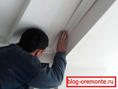 Comment coller des baguettes au plafond