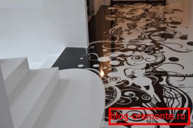 Plancher en vrac dans le couloir avec un motif spectaculaire.
