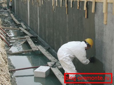 Appliquer un mélange d'imperméabilisation sur un mur de béton Appliquer un mélange d'imperméabilisation sur un mur de béton