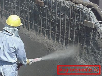 Application de béton armé sur un plan vertical Application de béton armé sur un plan vertical