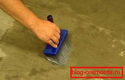 Mettre du verre liquide sur une surface de béton Mettre du verre liquide sur une surface de béton
