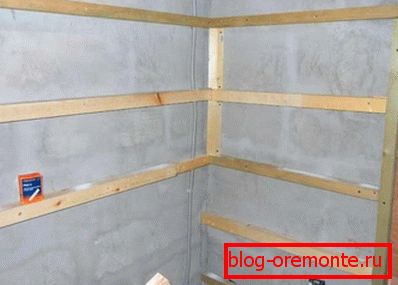 Certains maîtres préfèrent d'abord mettre une petite couche de plâtre sur le mur et ensuite seulement installer la latte Certains maîtres préfèrent d'abord mettre une petite couche de plâtre sur le mur et ensuite seulement installer la latte