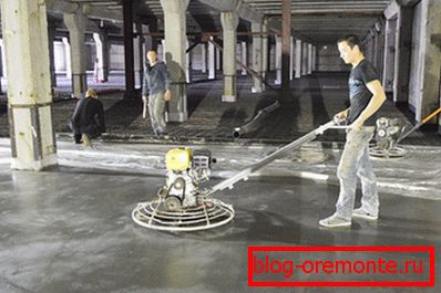 Certains types de chapes impliquent un ponçage ultérieur. Certains types de chapes impliquent un ponçage ultérieur.