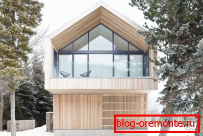 Nouvelle tendance de la mode en termes d'architecture. Cette conception s'appelle également un chalet, mais avec une vraie maison alpine il y a peu de commun Nouvelle tendance de la mode en termes d'architecture. Cette conception s'appelle également un chalet, mais avec une vraie maison alpine il y a peu de commun
