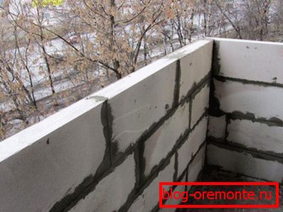 Nouveau parapet de blocs de mousse