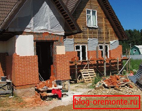 Face à la maison en bois