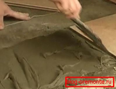 Appliquer un mélange de liaison carrelage de porche