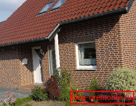 Les joints blancs entre les briques donnent l'élégance de la maison