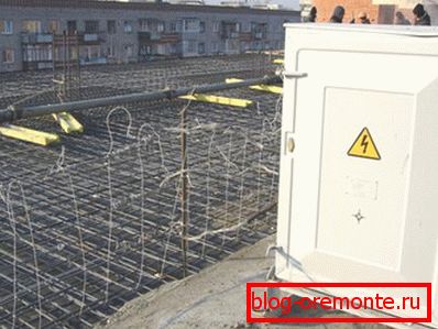 Les équipements de commande et d’alimentation en tension doivent être situés dans des armoires étanches et leur accès doit être limité.