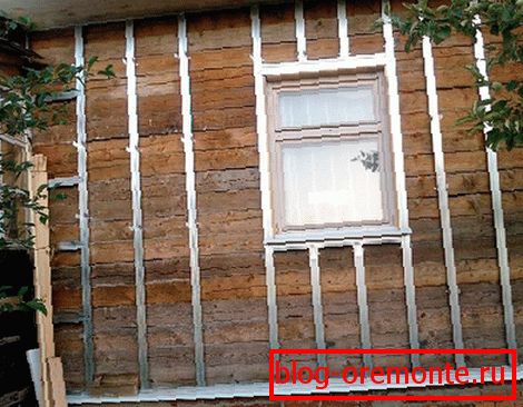 Caisse sur un mur en bois
