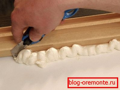 Enlevez la mousse résiduelle. porte de bricolage