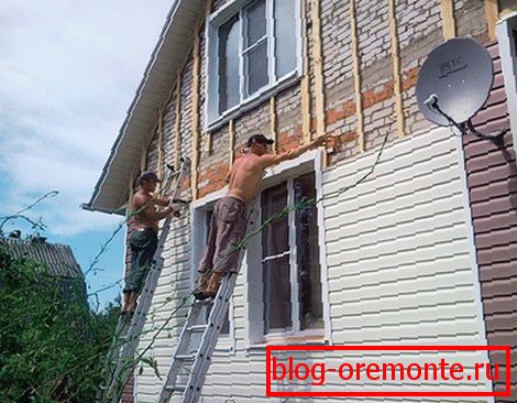 Couvrant le pignon d'un bâtiment en brique avec un revêtement en vinyle