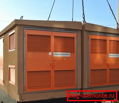 Une grue est généralement nécessaire pour décharger le véhicule et installer une sous-station sur son lieu d'opération. Une grue est généralement nécessaire pour décharger le véhicule et installer une sous-station sur son lieu d'opération.