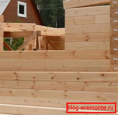 Les ouvertures de fenêtre dans la maison en bois ne nécessitent pas de renforcement supplémentaire Les ouvertures de fenêtre dans la maison en bois ne nécessitent pas de renforcement supplémentaire