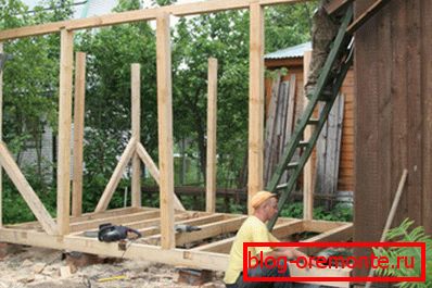 La base du rack doit être fixée à l'avance à la maison afin qu'elle ne sorte pas accidentellement pendant les travaux. La base du rack doit être fixée à l'avance à la maison afin qu'elle ne sorte pas accidentellement pendant les travaux.