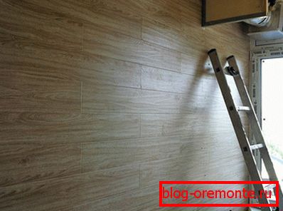 Décorer les murs de la pièce avec du stratifié