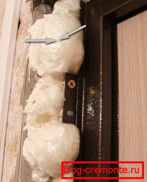 Remplir la cavité entre la boîte et le mur avec de la mousse Remplir la cavité entre la boîte et le mur avec de la mousse