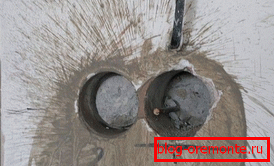 Humidifiez la surface avec de l'eau avant de commencer les travaux. Cela réduira la quantité de poussière de ciment nocive. Humidifiez la surface avec de l'eau avant de commencer les travaux. Cela réduira la quantité de poussière de ciment nocive.