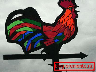 Coq sous le vitrail