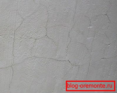 Le rétrécissement du plastique et l'évaporation de l'humidité provoquent des fissures superficielles. Le rétrécissement du plastique et l'évaporation de l'humidité provoquent des fissures superficielles.