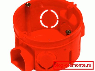 Plastique rouge sous le capot Plastique rouge sous le capot