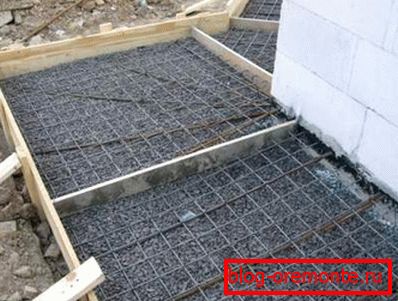 Préparation pour la pose de béton dans les chaussées de coffrage Préparation pour la pose de béton dans les chaussées de coffrage