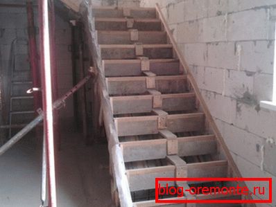 Ces constructions sont construites en coulant du mortier dans un coffrage pré-érigé. Ces constructions sont construites en coulant du mortier dans un coffrage pré-érigé.