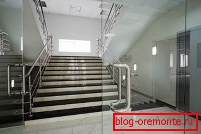 Porte battante en verre dans le hall du bureau Porte battante en verre dans le hall du bureau
