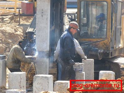 Le processus de construction de la fondation est montré. Le processus de construction de la fondation est montré.
