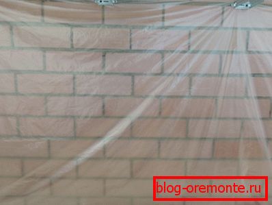 Nous couvrons le mur avec un pare-vapeur. Nous couvrons le mur avec un pare-vapeur.