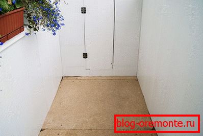 La base de l'aggloméré sur le balcon