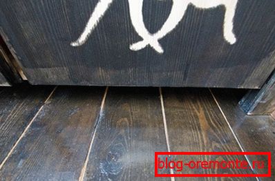 Plancher recouvert de tache noire