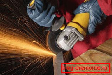 N'oubliez pas que de nombreuses étincelles apparaissent lors de la coupe du métal N'oubliez pas que de nombreuses étincelles apparaissent lors de la coupe du métal