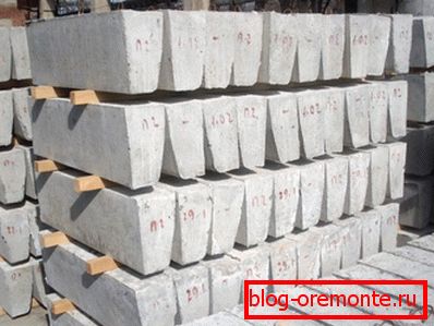 Les bordures sont produites en grande quantité dans des centrales à béton Les bordures sont produites en grande quantité dans des centrales à béton