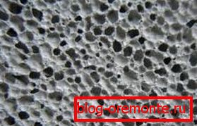 La structure poreuse de la mousse vous permet de compléter la protection contre le froid La structure poreuse de la mousse vous permet de compléter la protection contre le froid