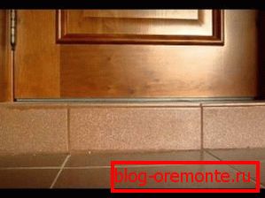 Couper les carreaux de la porte d'entrée comment monter les seuils des portes d'entrée