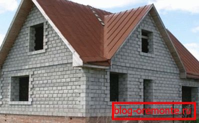 Une fois les murs érigés, ils sont nécessairement recouverts. Une fois les murs érigés, ils sont nécessairement recouverts.