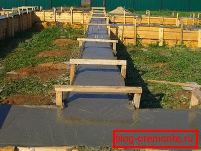 Après le versement, la surface de la base doit être parfaitement lisse et plane. Après le versement, la surface de la base doit être parfaitement lisse et plane.