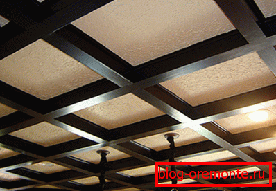 Le plafond garni d'une barre de construction Le plafond garni d'une barre de construction